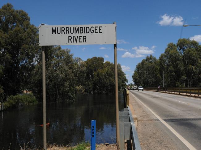 Murrumbigee River flooding at Darlington Point 17.12. 2010