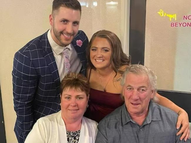 Dr Ash Gordon with his sister Natalie, mother Catherine and father Glen.(Supplied: Gordon family) NOTE these pix grabbed from ABC online story - Cam Tandy ok'd