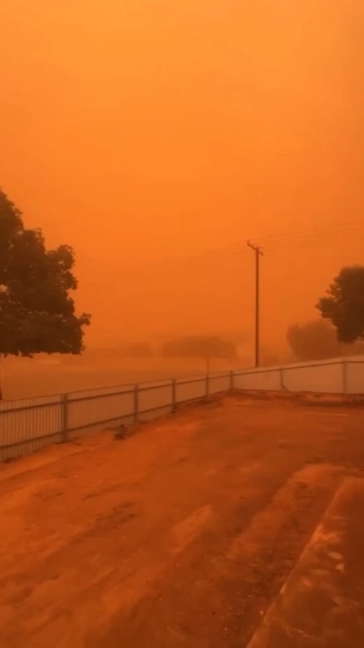 Dust storm stops cars outside Manoora