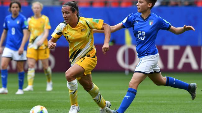 Australia's forward Lisa De Vanna (L) vies with Italy's midfielder Manuela Giugliano during the France 2019 Women's World Cup Group C football match between Australia and Italy, on June 9, 2019, at the Hainaut Stadium in Valenciennes, northern France. (Photo by Philippe HUGUEN / AFP)