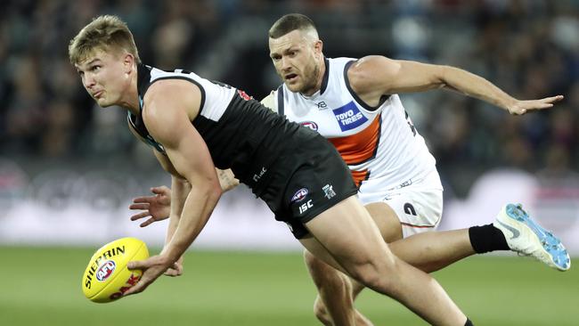 Ollie Wines dishes off a handball. Picture: Sarah Reed