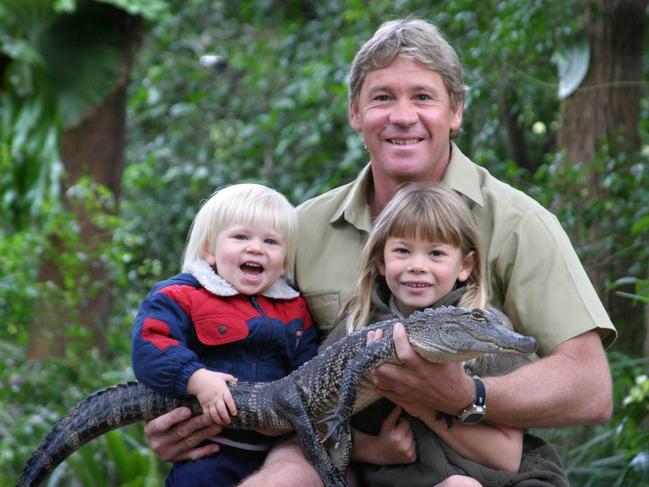 Bob, father Steve and Bindi Irwin with 3yr old alligator Russ at Australia Zoo in 2005.