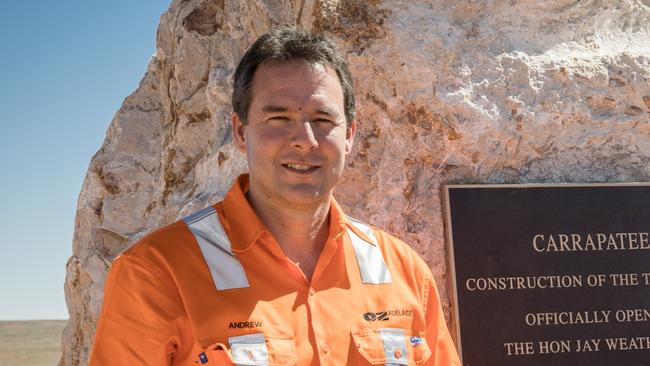 Left to right: Andrew Cole, Managing Director and CEO, OZ Minerals, and Chris Larkin, Chairman, Kokatha Aboriginal Corporation, signing the Partnering Agreement at the opening of the Tjati Decline, Carrapateena (3 November 2016)