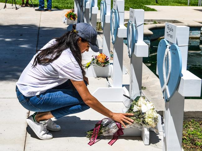 Meghan Markle places flowers at a makeshift memorial in Uvalde, Texas after a mass shooting. Picture: AFP