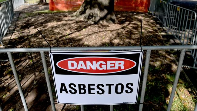 SYDNEY, AUSTRALIA., NewsWire Photos. FEBRUARY 17, 2024., Sydney-siders in Victoria Park walk amongst the temporary fencing as a widespread asbestos contamination has now impacted Sydney and surrounding suburbs. Traces of asbestos has been found in supplied landscaping mulch that has been spread across parts of Sydney., Picture: NCA NewsWire / Jeremy Piper