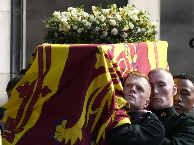 Mourners warned of 35-hour waits to view Queen