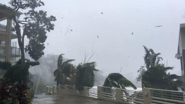 AU QLD:    Wind Howls Through Airlie Beach as Cyclone Debbie Hits   March 28