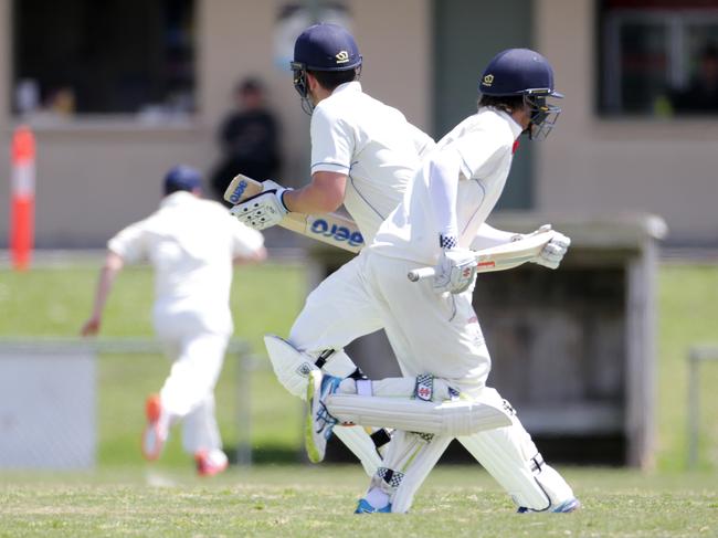 Mornington's Brad Wilson and Matt Foon run between wickets. Picture: Sarah Matray