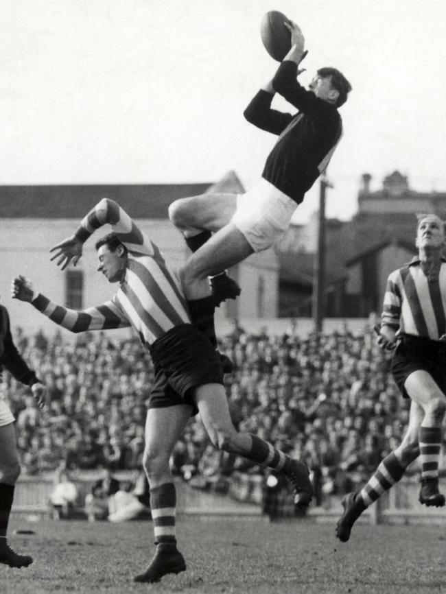 The graceful Coleman marks over North Melbourne’s Vic Lawrence in 1953.