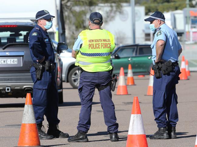 NEWCASTLE, AUSTRALIA - NewsWire Photos - August 6, 2021. There was a heavy police presence at the new pop-up Covid Testing Centre at McDonald Jones Stadium in Newcastle on Day 1 of the lockdown. Picture: NCA NewsWire / Peter Lorimer.