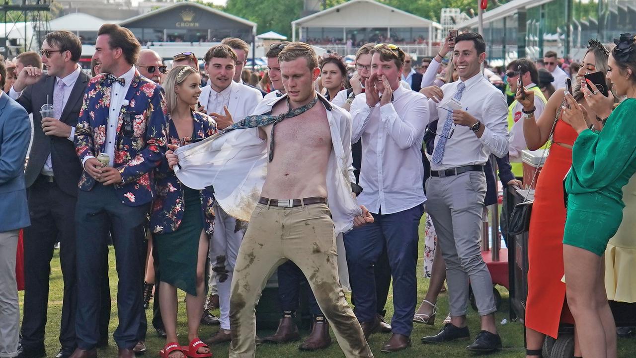 Melbourne Cup 2019 Vow And Declare Wins Drunk Revellers Kick On After The Race Day Finishes 