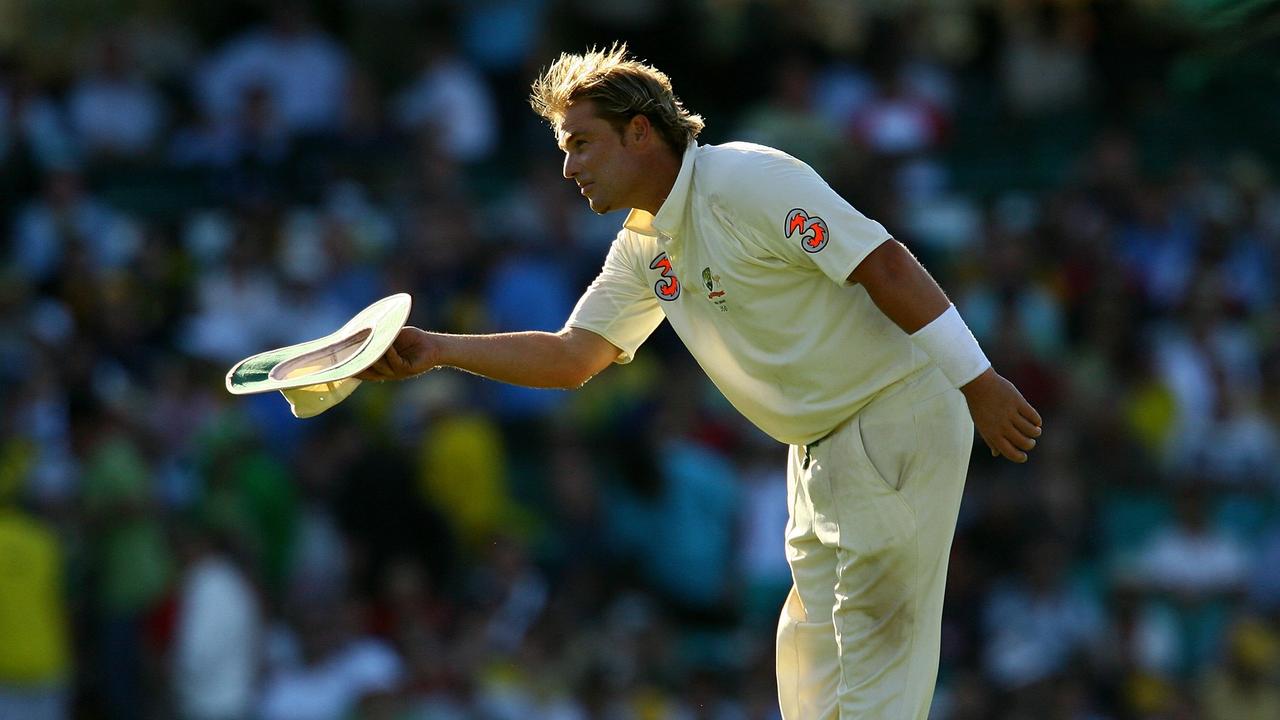 SYDNEY, AUSTRALIA - JANUARY 04: Shane Warne of Australia bows to the crowd at the end of day three of the fifth Ashes Test Match between Australia and England at the Sydney Cricket Ground on January 4, 2007 in Sydney, Australia. (Photo by Mark Nolan/Getty Images)