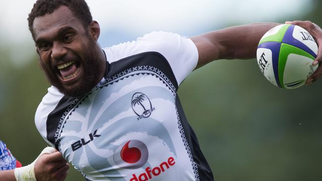 Fiji's Leone Nakarawa, right, escapes the reach of Samoa's Anthony Perenise to score a try during the second half of the Pacific Nations Cup championship rugby match in Burnaby, British Columbia on Monday, Aug. 3, 2015. (Darryl Dyck/The Canadian Press via AP)