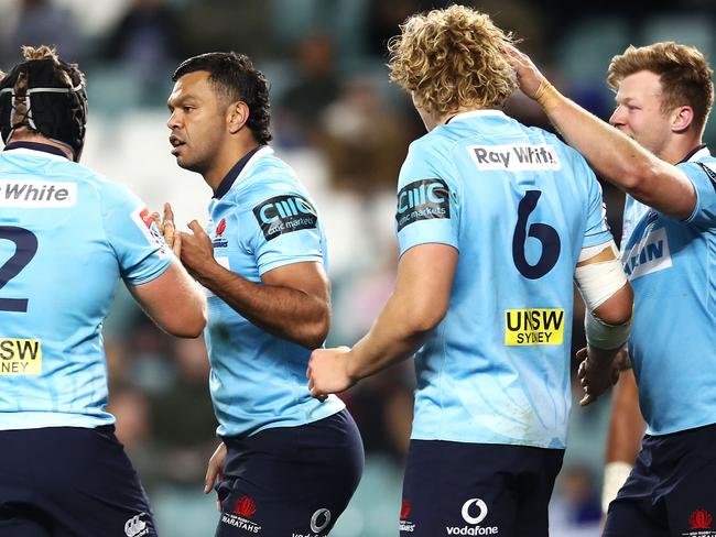 SYDNEY, AUSTRALIA - JULY 07: Kurtley Beale of the Waratahs celebrates with his team mates after scoring a try during the round 18 Super Rugby match between the Waratahs and the Sunwolves at Allianz Stadium on July 7, 2018 in Sydney, Australia. (Photo by Mark Kolbe/Getty Images)