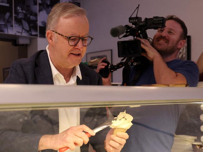 Australia's re-elected Prime Minister Anthony Albanese scoops an ice cream for a customer during a visit to a cafe in Sydney on May 4, 2025, following his partyâs decisive victory in the federal election. (Photo by DAVID GRAY / AFP)