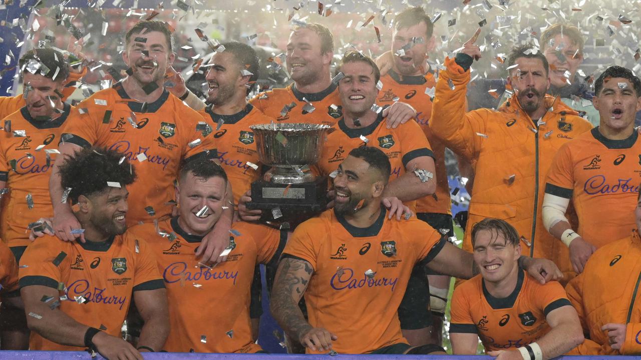 Australia's Wallabies celebrate after defeating to Argentina's Los Pumes their Rugby Championship match at Estadio UNO Jorge Luis Hirsch stadium in La Plata, Buenos Aires on August 31, 2024. (Photo by JUAN MABROMATA / AFP)