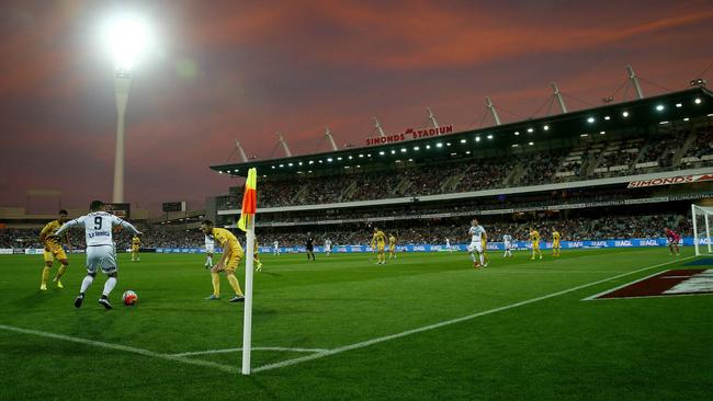 Melbourne Victory take on the Central Coast Mariners at Geelong’s Simonds Stadium.