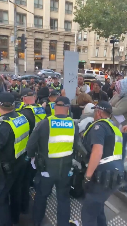 Police clash with anti-police protestors in Melbourne