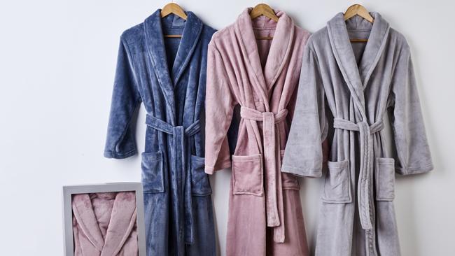 Koo BathrobesKeep cosy and warm after a long hot bath or shower in the KOO Bathrobe. Made from a soft polyester material, you will love lounging around the house in this robe. Available in two sizes and three colours, slip into this soft robe and enjoy the comforts it brings!80469717	KOO BATHROBE,BLU,S-M	50.00	AUD80469722	KOO BATHROBE,BLU,L-XL	50.00	AUD80469731	KOO BATHROBE,PNK,S-M	50.00	AUD80469734	KOO BATHROBE,PNK,L-XL	50.00	AUDhttps://www.spotlightstores.com/bathroom/bath-robes/koo-bathrobe/BP80469722-pink