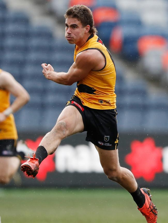 Elijah Hewett gets a kick away. Picture: Dylan Burns/AFL Photos via Getty Images