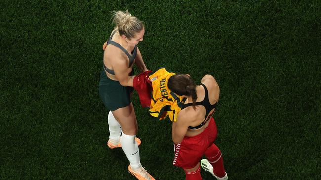 Sportsmanship at its best. (Photo by Robert Cianflone/Getty Images )