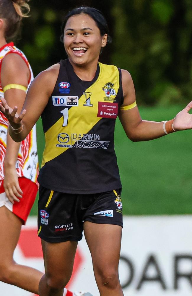 Zimra Hussain playing for the Nightcliff Tigers in the 2024-25 NTFL season. Picture: Celina Whan / AFLNT Media