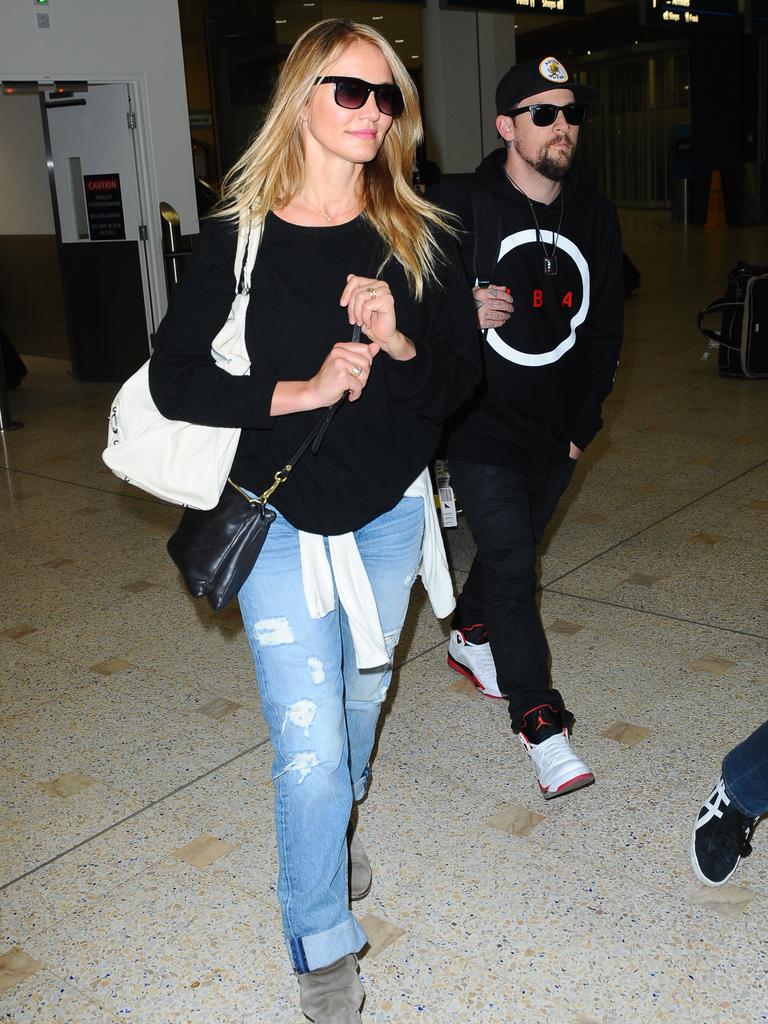 Cameron Diaz and Benji Madden arrive at Sydney Airport in 2015. (Picture: PMC IMAGES Non-exclusive)