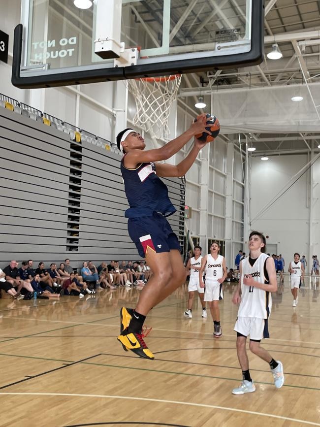 Roman Siulepa dunks at the Australian Basketball Schools Championship.