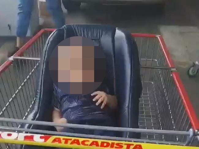 The baby that was forgotten by his parents in supermarket. (Newsflash)