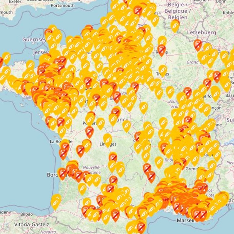 As of Monday, around 986 stations across France were plagued by partial shortages with 739 running out fuel completely, according to the collaborative website Penurie.mon-essence.fr.