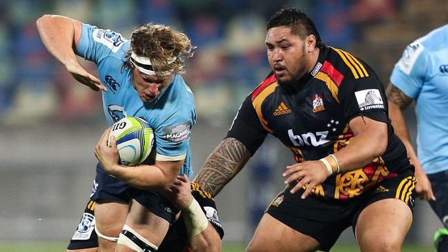 NEW PLYMOUTH, NEW ZEALAND - MAY 31: Michael Hooper of the Waratahs is tackled while Ben Tameifuna of the Chiefs looks on during the round 16 Super Rugby match between the Chiefs and the Waratahs at Yarrow Stadium on May 31, 2014 in New Plymouth, New Zealand. (Photo by Hagen Hopkins/Getty Images)