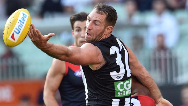 Travis Cloke of the Magpies contests for the ball during the round 4 AFL match between the Collingwood Magpies and the Melbourne Demons at the MCG in Melbourne, Sunday, April 17, 2016. (AAP Image/Julian Smith) NO ARCHIVING, EDITORIAL USE ONLY