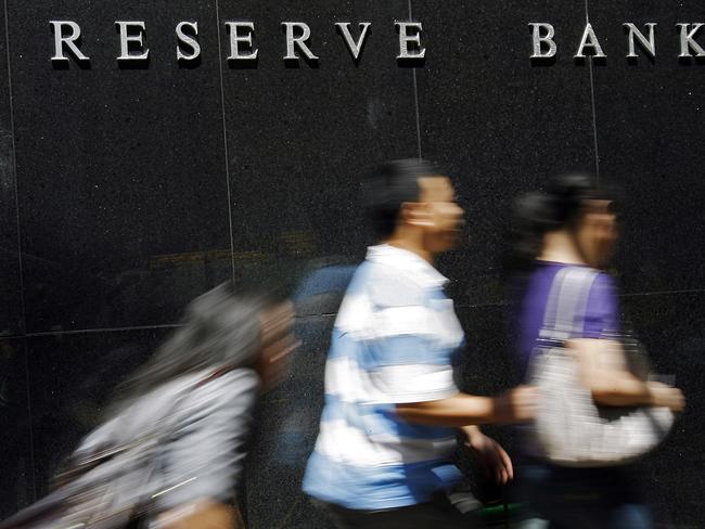 Pedestrians pass the Reserve Bank of Australia (RBA) building in Sydney, 04/12/2007 as board meets for the final time for this year.