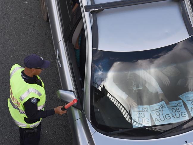 GOLD COAST, AUSTRALIA - NewsWire Photos AUGUST 1, 2020: Police check cars at the Queensland border with NSW at Stuart Street at Coolangatta after Sydney was declared a hotspot. Picture: NCA NewsWire / Steve Holland