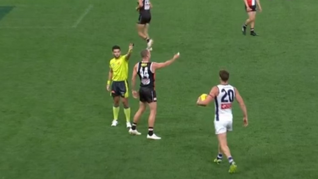 Wilkie pointed to the screen. Photo: Fox Footy