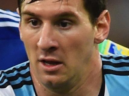 RIO DE JANEIRO, BRAZIL - JUNE 15: Lionel Messi of Argentina controls the ball against Emir Spahic of Bosnia and Herzegovina during the 2014 FIFA World Cup Brazil Group F match between Argentina and Bosnia-Herzegovina at Maracana on June 15, 2014 in Rio de Janeiro, Brazil. (Photo by Matthias Hangst/Getty Images)