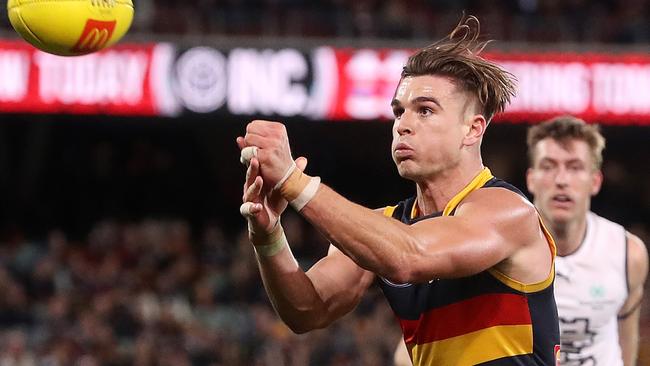 ADELAIDE, AUSTRALIA - JULY 30: Ben Keays of the Crows handpasses the ball during the 2022 AFL Round 20 match between the Adelaide Crows and the Carlton Blues at the Adelaide Oval on July 30, 2022 in Adelaide, Australia. (Photo by Sarah Reed/AFL Photos via Getty Images)