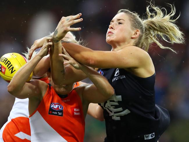 SYDNEY, AUSTRALIA - FEBRUARY 09: Tayla Harris of the Blues competes for the ball during the round 20 AFLW match between the Greater Western Sydney Giants and the Carlton Blues at Drummoyne Oval on February 9, 2018 in Sydney, Australia.  (Photo by Mark Kolbe/Getty Images)