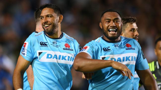 SYDNEY, AUSTRALIA - FEBRUARY 16: Curtis Rona of the Waratahs celebrates with team mates after scoring a try during the round one Super Rugby match between the Waratahs and the Hurricanes at Brookvale Oval on February 16, 2019 in Sydney, Australia. (Photo by Jason McCawley/Getty Images)