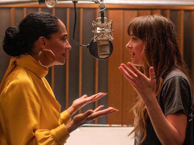 Tracee Ellis Ross and Dakota Johnson in The High Note.