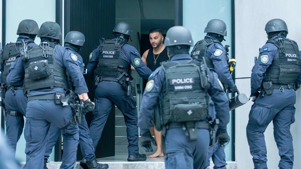 周一清晨，悉尼的四户家庭收到了来自 Strike Force Dribs 调查人员的毫不客气的叫醒电话，其中包括乔治·布洛斯 (George Boulos)。图片：托马斯·里森