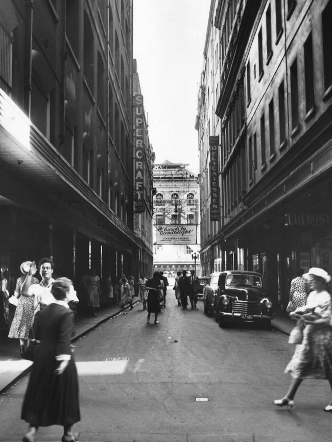 Women shopping in Degraves St in December, 1950. Picture: State Library Victoria