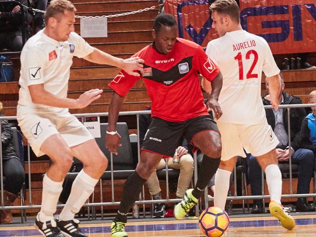 Manchester United's Louis Saha moving between Liverpool's Jan Kromkamp and Fabio Aurelio at the Titanium Security Arena in Findon, Saturday, July 22, 2017. (AAP Image/MATT LOXTON)