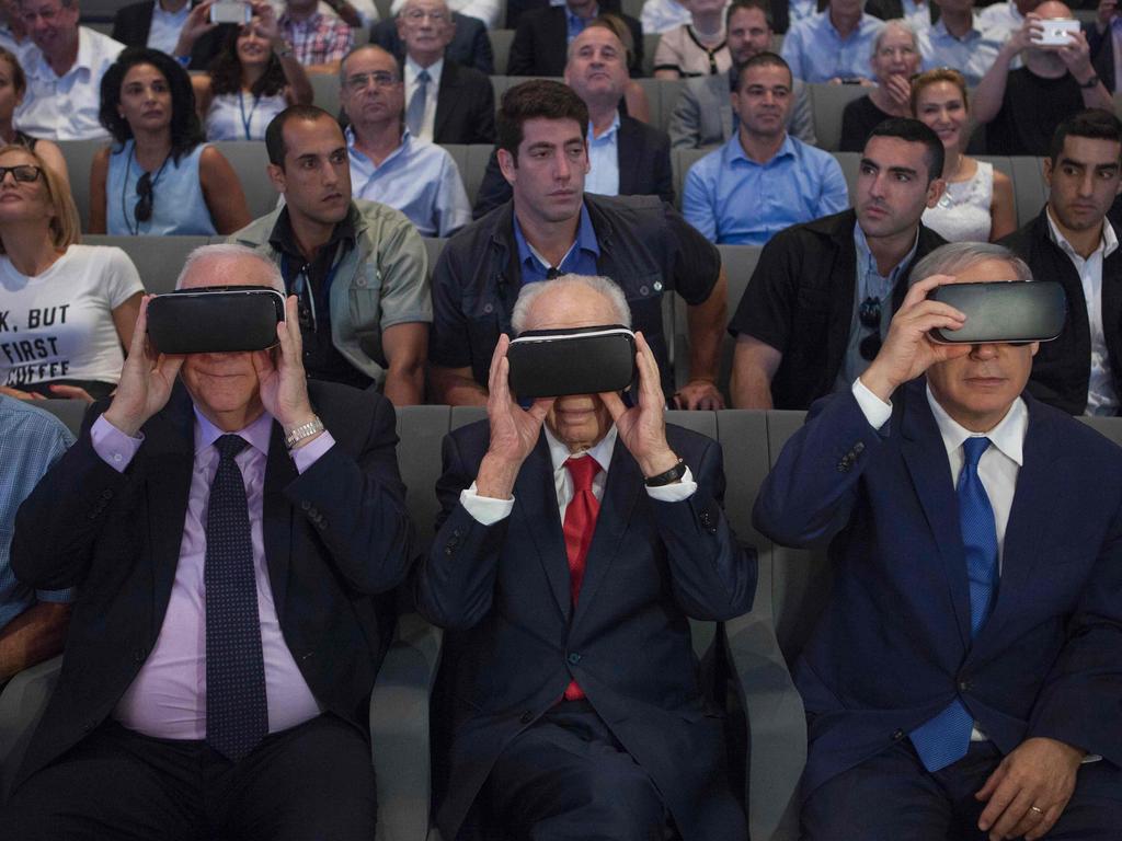 Israel’s President Reuven Rivlin (L), former Israeli President Shimon Peres (C) and Israeli Prime Minister Benjamin Netanyahu (R), use virtual reality goggles during a ceremony at the Peres Center for Peace in the coastal city of Jaffa, on July 21, 2016. / AFP PHOTO / AP AND POOL / Dan Balilty