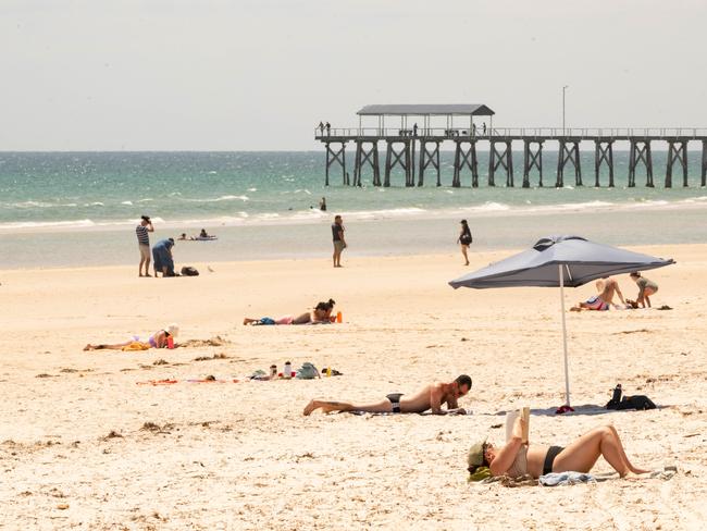 ADELAIDE/ KAURNA YARTA, AUSTRALIA - NewsWire Photos JANUARY 16, 2024: Beachgoers at Grange Beach on a hot day. Picture: NCA NewsWire / Morgan Sette