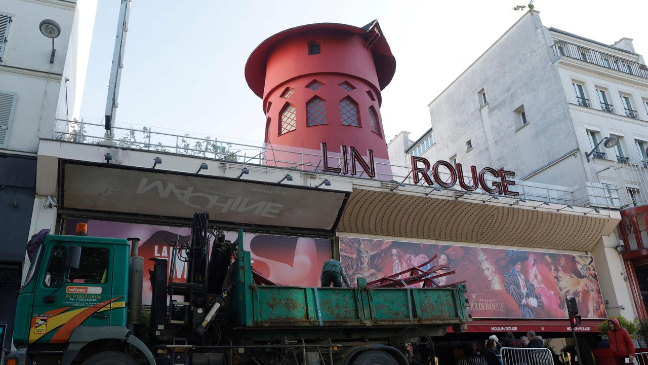 Workers load the blades of the Moulin Rouge windmill which collapsed during the night without causing any injuries, firefighters told AFP, in Paris, on April 25, 2024 (Photo by Geoffroy VAN DER HASSELT / AFP)