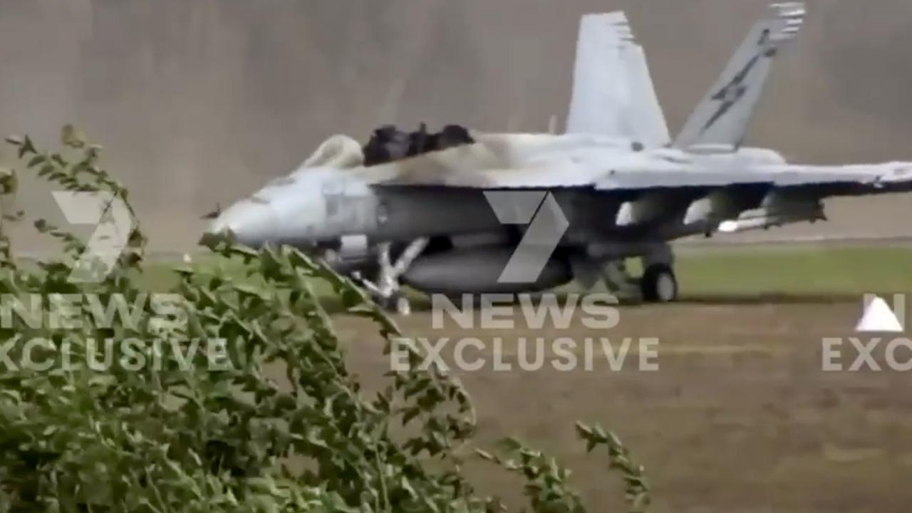 Footage capture moment pilots eject from crashed fighter jet at RAAF ...