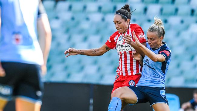 Rebekah Stott (right) of Sydney competes for possession against Kyah Simon. (AAP Image/Brendan Esposito) NO ARCHIVING, EDITORIAL USE ONLY