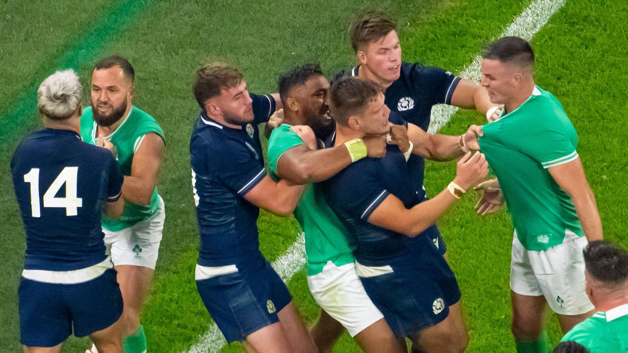 Ireland's fly-half Jonathan Sexton (R) reacts during a tussle with Scotland's hooker George Turner (2R). (Photo by Francois-Xavier MARIT / AFP)