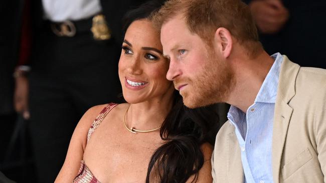 TOPSHOT - Britain's Prince Harry (C), Duke of Sussex, listens to his wife Meghan Markle (C), next to Colombia's vice-President Francia Marquez while attending a performance during a visit to the National Centre for the Arts in Bogota on August 15, 2024. Prince Harry and his wife, American actress Meghan Markle, arrived in Colombia at the invitation of Marquez, with whom they will attend various meetings with women and young people to reject discrimination and cyberbullying. (Photo by RAUL ARBOLEDA / AFP)